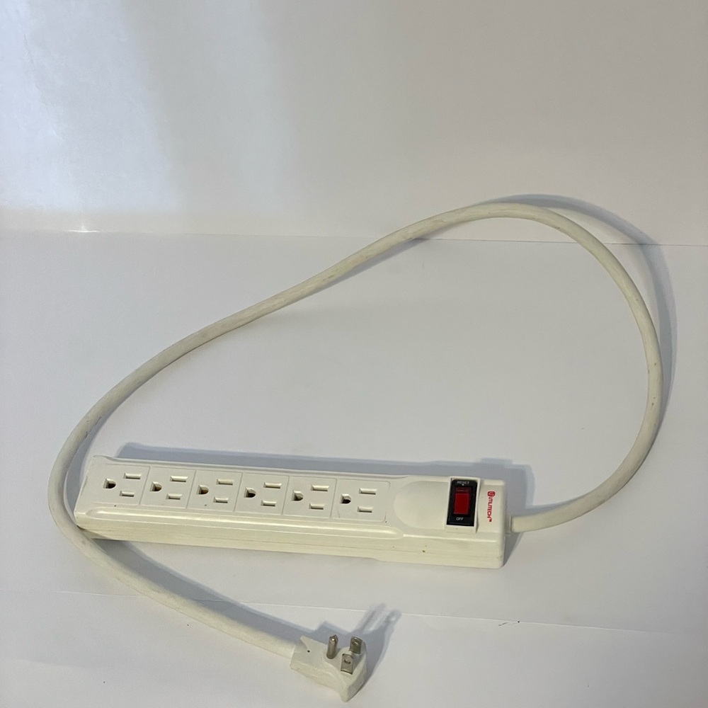 Utilitech Power Strip 6-Outlet Surge Protector With 3- Foot Cord - White
